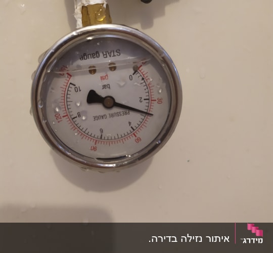 מד לחץ מים עם חיבורים וצינור